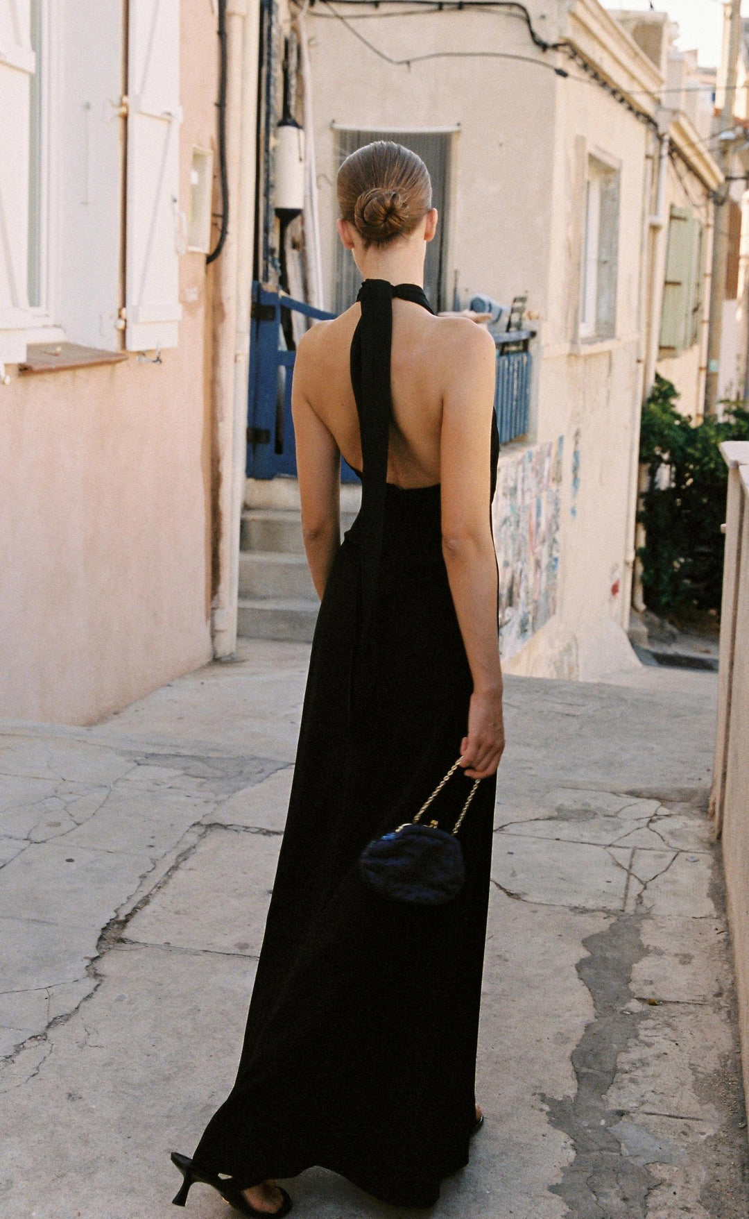 sara black dress LOOK 1