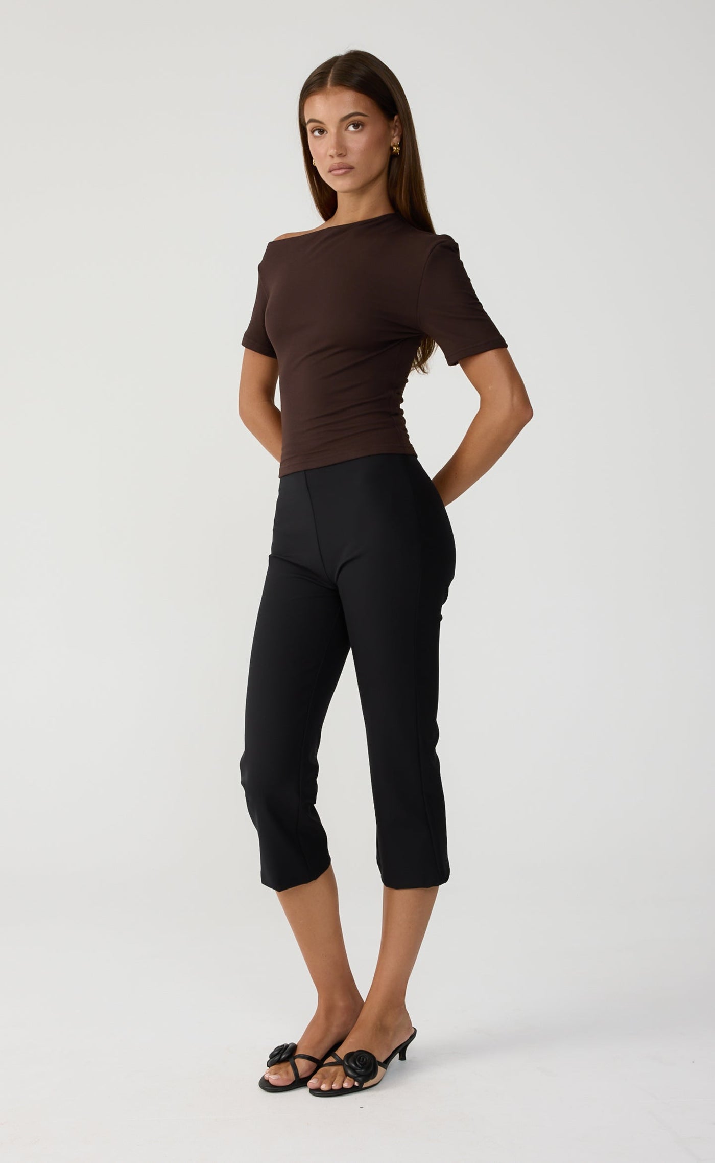 COYSEIO Capri pants charcoal レディースズボン Serene Capri Pants (Black) – CHARCOAL USA